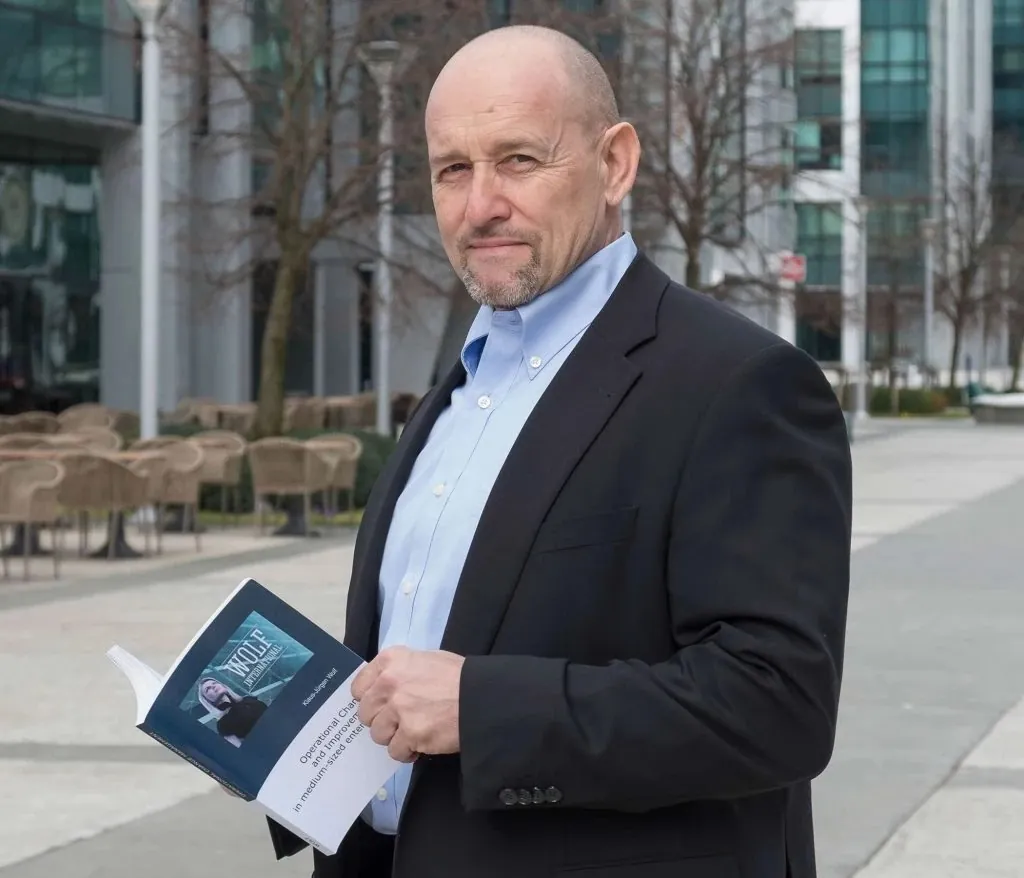Dr. Klaus-Jürgen Wolf mit seinem Buch über operativen Wandel in mittelständischen Unternehmen